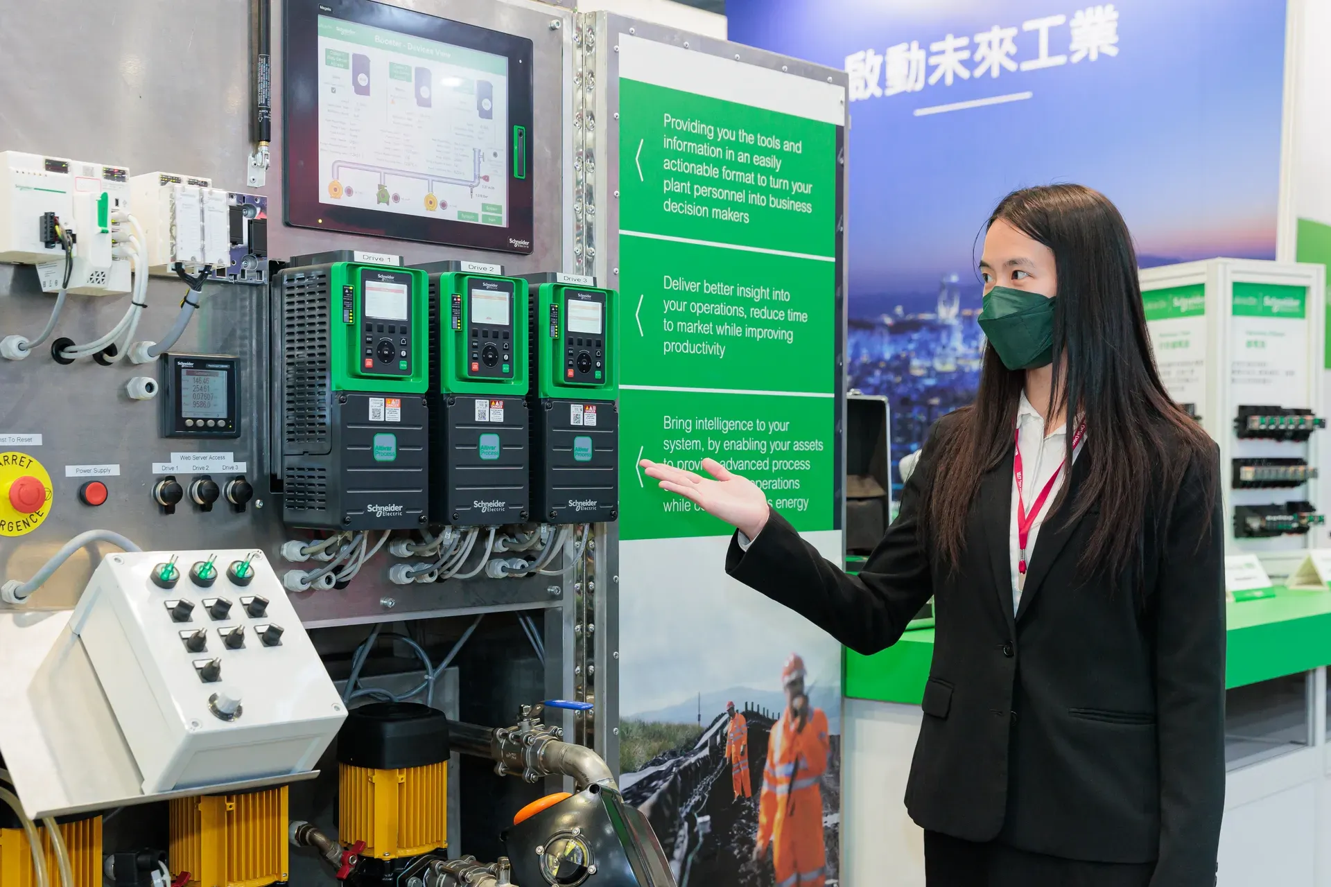 台北國際自動化工業大展展位人員解說自動化設備