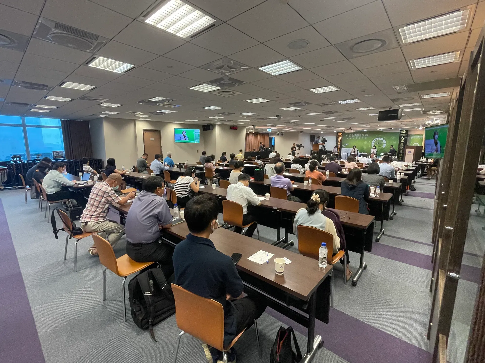臺灣證券交易所永續發展路徑圖宣導會與會者聽講